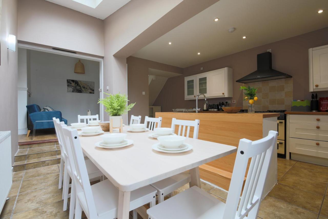Spacious 4 Bedroom House- Walking Distance To City Centre & Great Backyard Кардиф Екстериор снимка