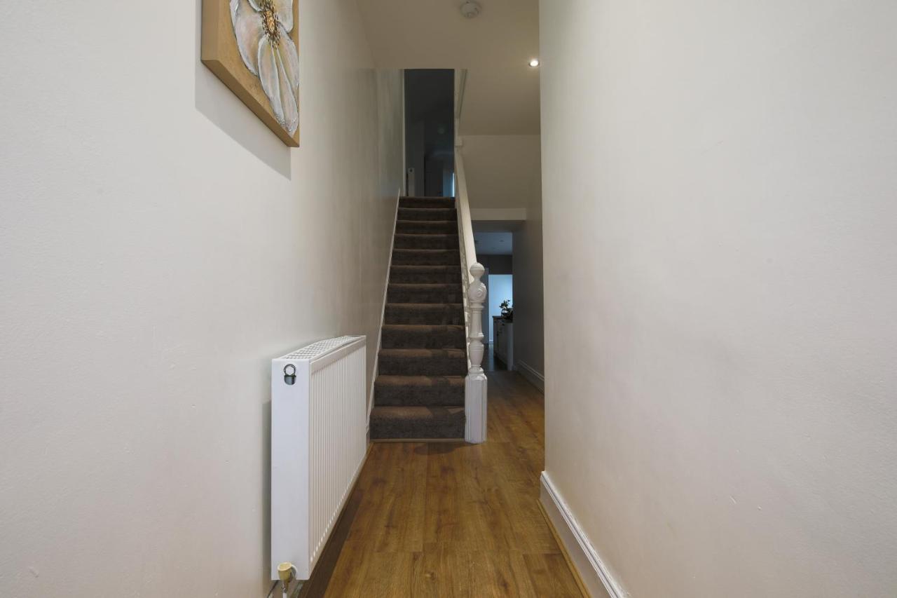 Spacious 4 Bedroom House- Walking Distance To City Centre & Great Backyard Кардиф Екстериор снимка
