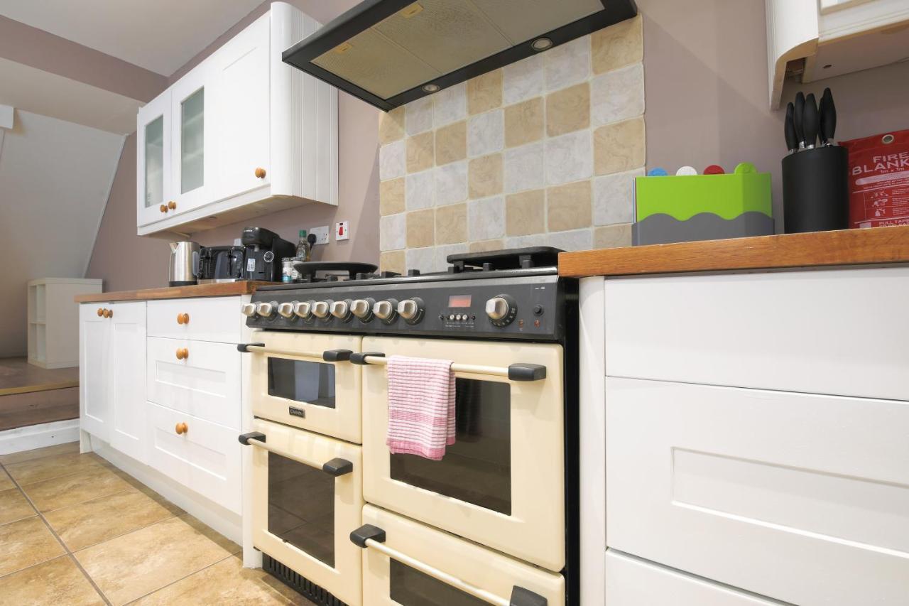 Spacious 4 Bedroom House- Walking Distance To City Centre & Great Backyard Кардиф Екстериор снимка